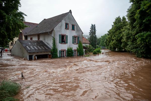 Gater er forvandlet til elver i Erdorf i Rheinland-Pfalz i Tyskland. Foto: Harald Tittel / dpa via AP / NTB