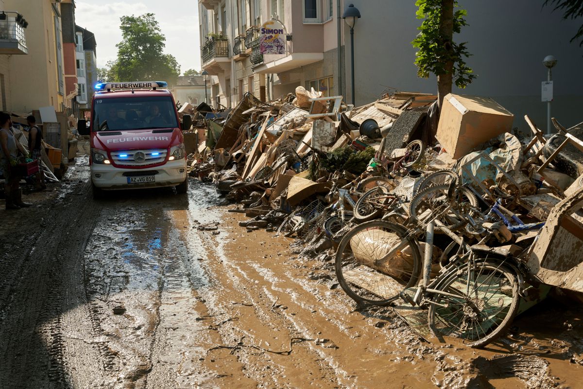 En trang gate i Bad Neuenahr ble til en frådende foss som rev med seg alt. Foto: AP / NTB