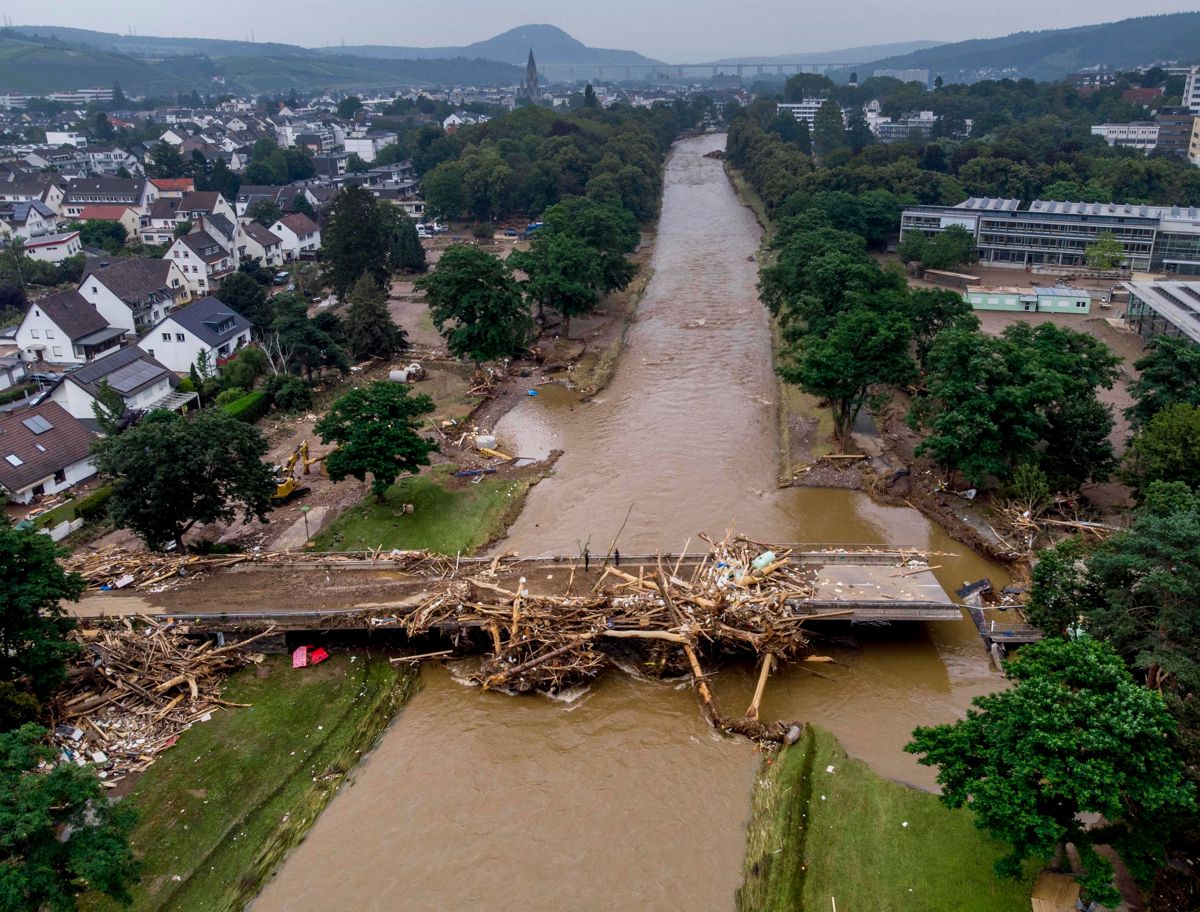 Tyske myndigheter anslår at oversvømmelsene har gjort skader for rundt 2 milliarder euro på veier og jernbanen i flomområdene. Blant annet er flere broer ødelagt, som her over elven Ahr. Foto: Michael Probst / AP / NTB