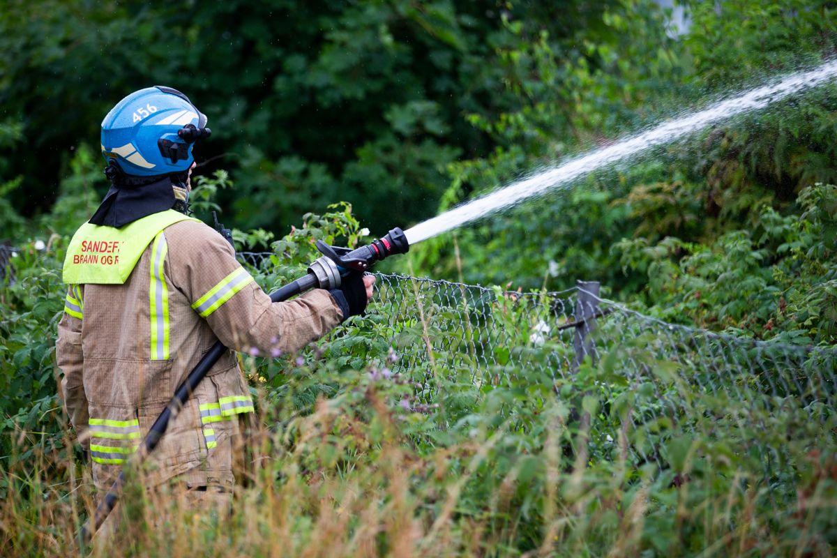 Det brenner flere steder langs jernbanelinjen i området rundt Sandefjord. Politiet jobber med å få oversikt over omfanget. Foto: Trond Reidar Teigen / NTB