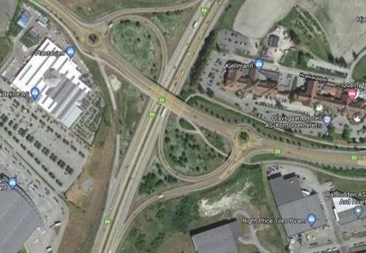 I E6-krysset på Hvam ved Olavsgård skal på- og avkjøringsrampene i henholdsvis sørgående og nordgående retning utvides for å gi plass til kollektivfelt. Foto: Google Maps