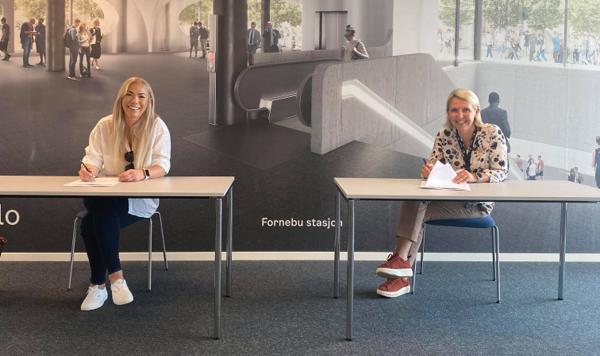 Kamilla Malt Marøy, prosjektleder HAB og Irene Måsøval, direktør Fornebubanen, signerer kontrakten. Foto: Fornebubanen