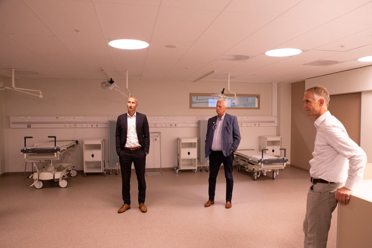 Ståle Rød (f.v.) Stein Kinserdal og Tom Einertsen på omvisning i det nye sykehusbygget. Foto: Sykehuset i Vestfold