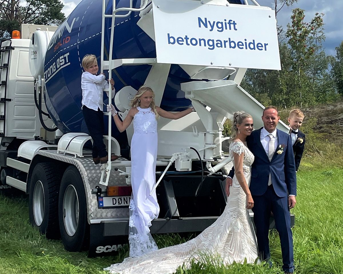 Nygifte Simen og Heidi Aaseth Flisen valgte et utradisjonelt framkomstmiddel fra kirken til festlokalet. Foto: Privat