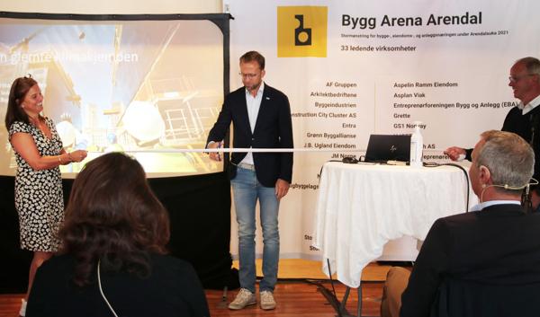 Kommunal- og moderniseringsminister Nikolai Astrup sto for åpningen av Bygg Arena Arendal. Her flankert av arrangementsansvarlig Lene Eikefjord og prosjektleder Sverre Tiltnes.