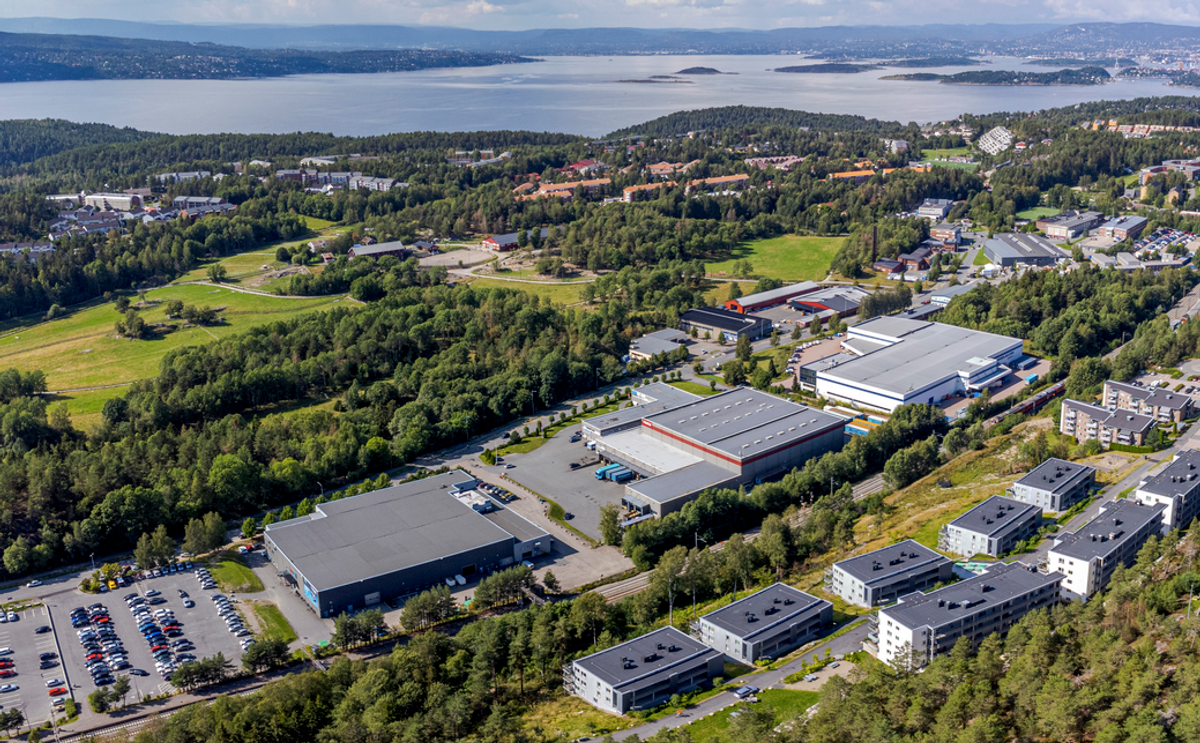 Det gamle industriområdet på Rosenholm skal bli en ny OBOS-bydel med nærmere 2000 boliger. Foto: Nyebilder.no
