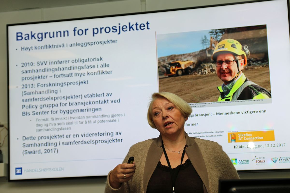 <p>Professor Ragnhild Kvålshaugen ved BI Senter for byggenæringen presenterte resultatene fra forskningsprosjektet "Samhandling og prosessledelse".</p>