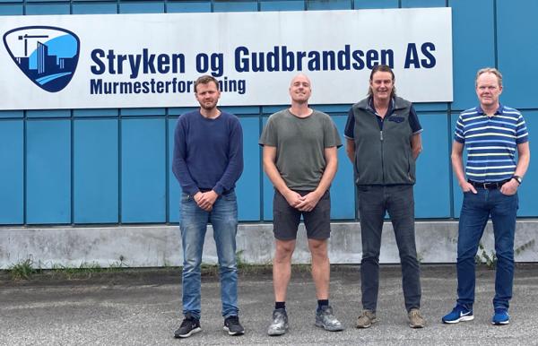 Murmester Stryken og Gudbrandsen fra Lierskogen går inn i Håndverksgruppen. Fra venstre: Jørgen Fiskerud, Erik Grøstad, Thorbjørn Stryken og Steinar Pettersen.