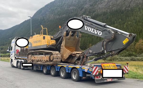 Ved en trafikkontroll i Alvdal fikk føreren av denne spesialtransporten 151.700 kroner i bot fordi den hadde 15.200 kilo overlast på semitraileren. Foto: Statens vegvesen / NTB