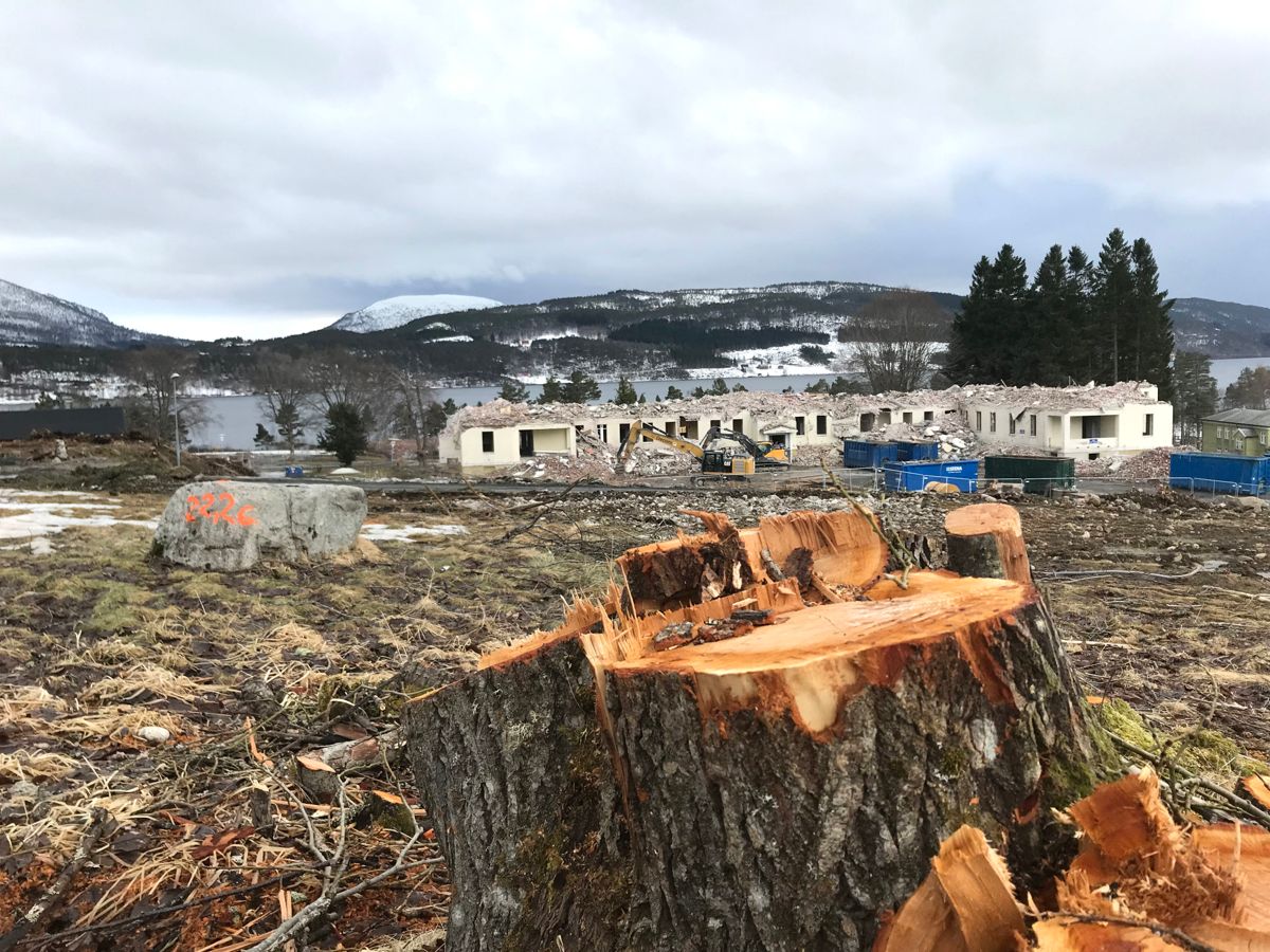 Rivingen av bygningsmassen ved psykiatrisk avdeling Hjelset er i full gang, for å gjøre klart til nytt fellessykehus for Nordmøre og Romsdal. Foto: Svanhild Blakstad