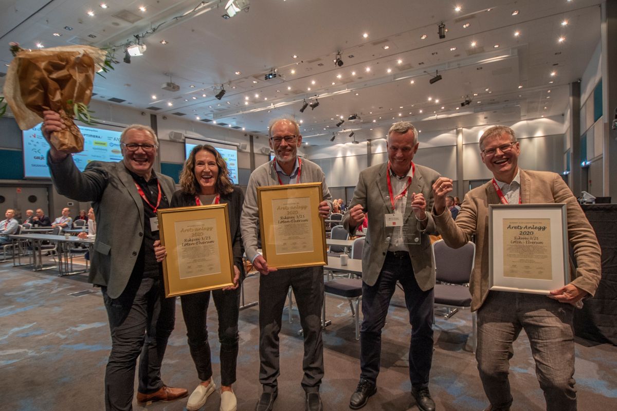 Taale Stensbye i Statens vegvesen (fra venstre), Cathrine Turnage i Skanska Norge, Ketil Sand i Skanska Norge, Morten Wangen i Riksvei 3/25 Løten-Elverum og Arne Meland i Statens vegvesen. Foto: Sindre Sverdrup Strand