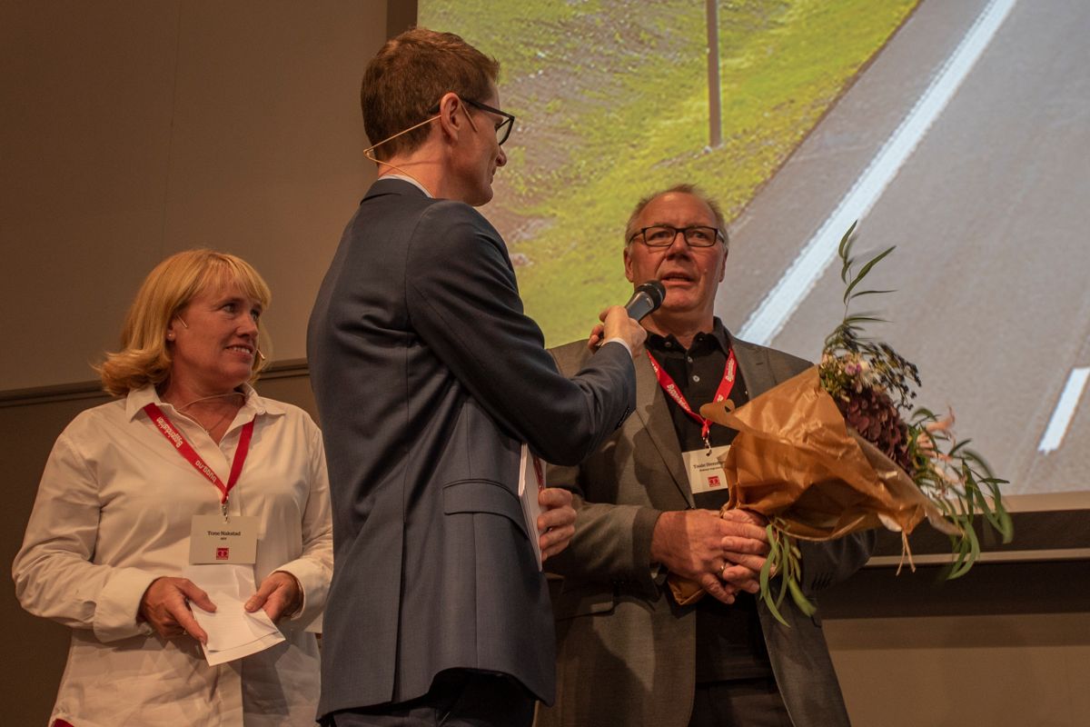 Jurymedlemmer for Årets Anlegg, Tone Nakstad (fra venstre) og Arve Brekkhus intervjuet Taale Stensbye om vinnerprosjektet. Foto: Sindre Sverdrup Strand