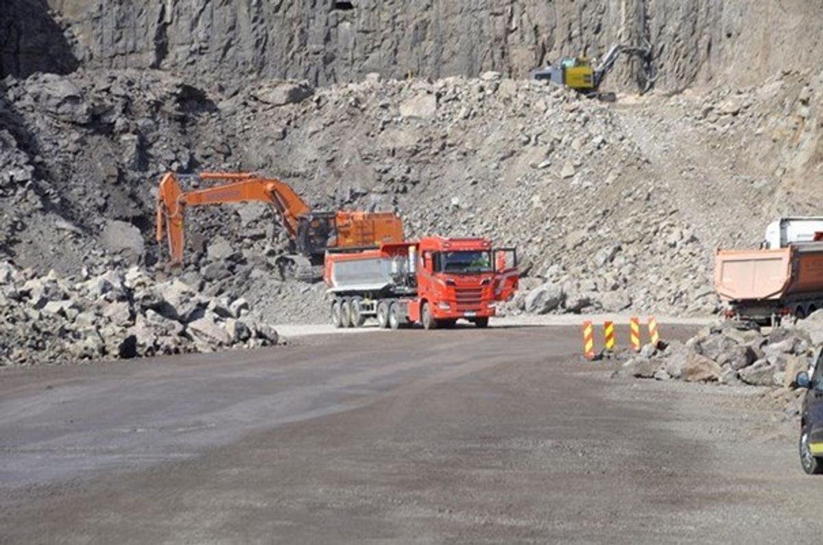 Det er hektisk anleggsvirksomhet ved påhugget til Sollighøgdatunnelen sør. Senere i september skal første tunnelsalve sprenges.