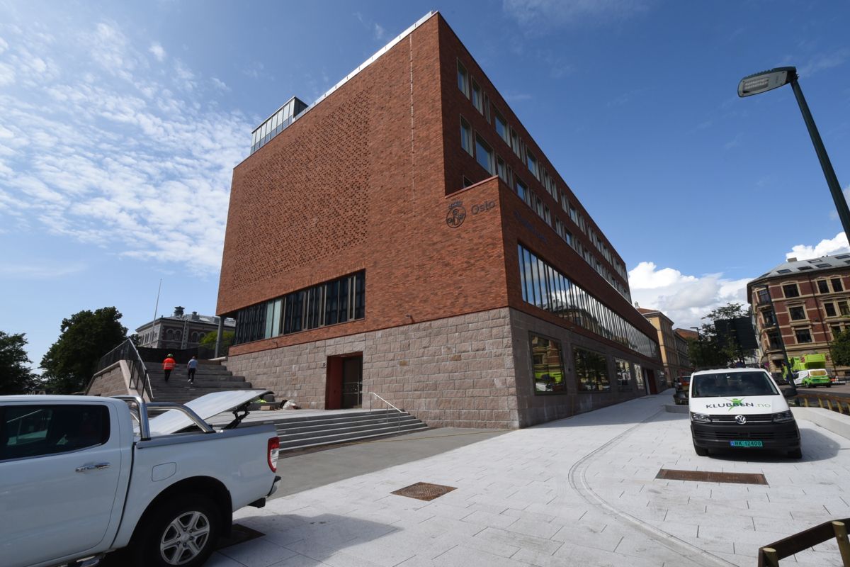 Oslo kommune bevilget penger til Ruseløkka skole allerede i 2015, men byggestart kom først i 2019. Denne høsten ble det endelig skolestart på nye Ruseløkka skole.