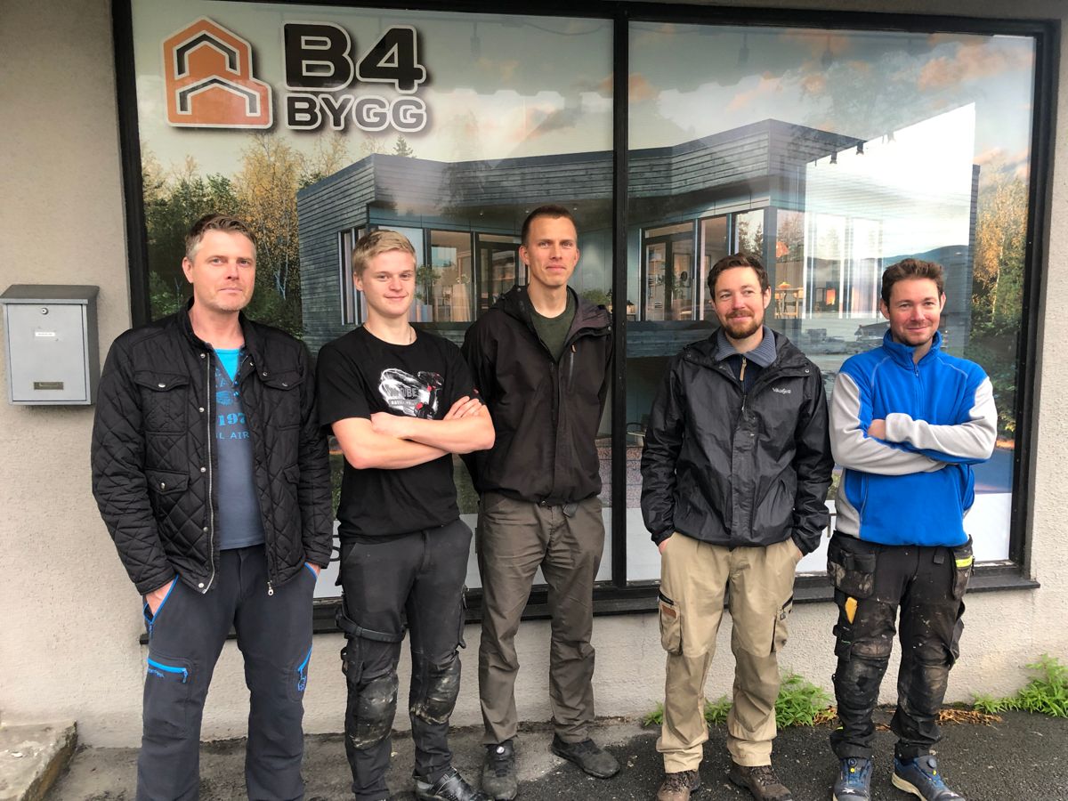 B4 Bygg AS er nytt medlem i Systemhus. Her ser vi Ken-Roger Langaard (fra venstre), Isach Olsen, Magnus Blekastad, Harald Breimo og Arne Breimo. Foto: B4 Bygg