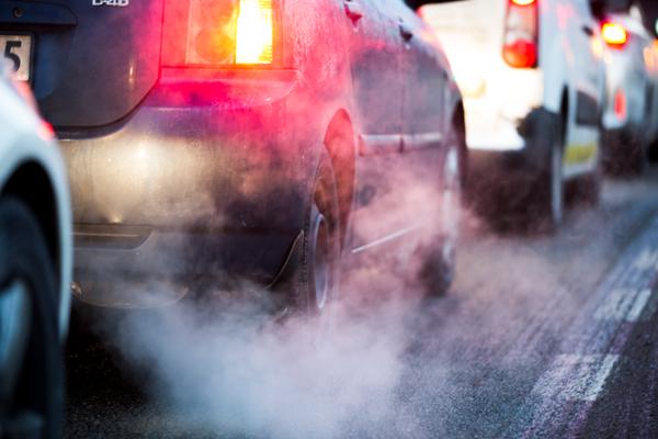 Eksos fra biler er blant det som skaper luftforurensing. Foto: Berit Roald / NTB