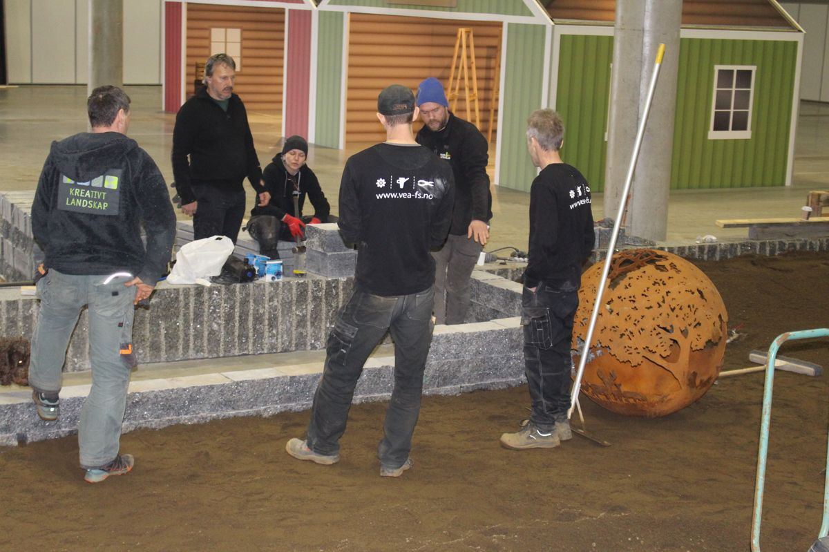 Ole Jørgen Sivertsen fra Trollgranite orienterer om bygging av vannspeil inne i "Trollhagen". Foto: Dorte Finstad