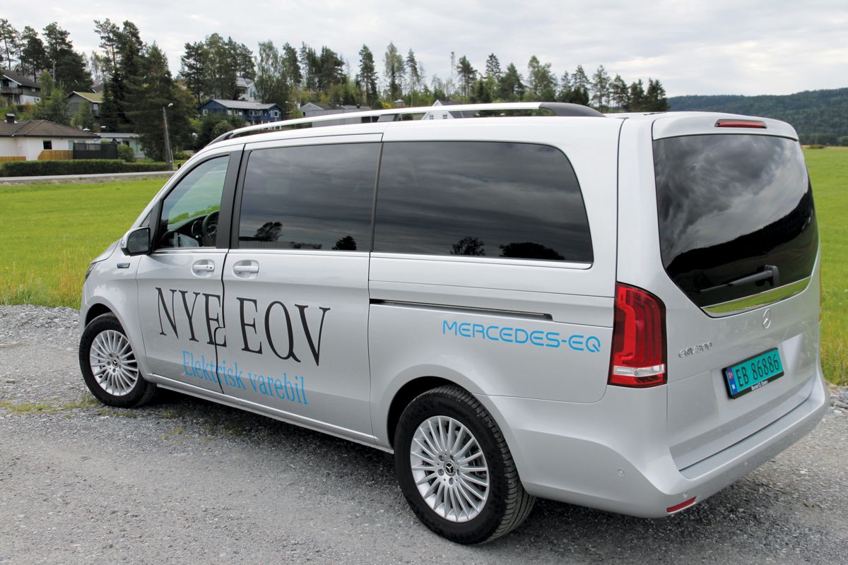 Mercedes EQV skiller seg utvendig fra andre varebiler ved at den har vinduer som en personbil, noe som fremhever bilens lekre design. Foto: Truls Tunmo