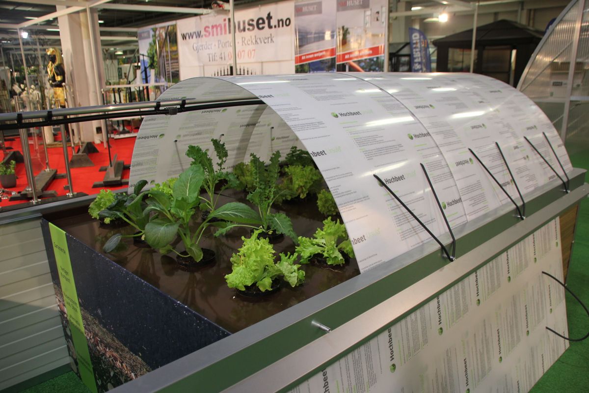 Mange spennende produkter på årets hagemesse, som dette minidrivhuset som også lager kompost. Foto: Svanhlid Blakstad