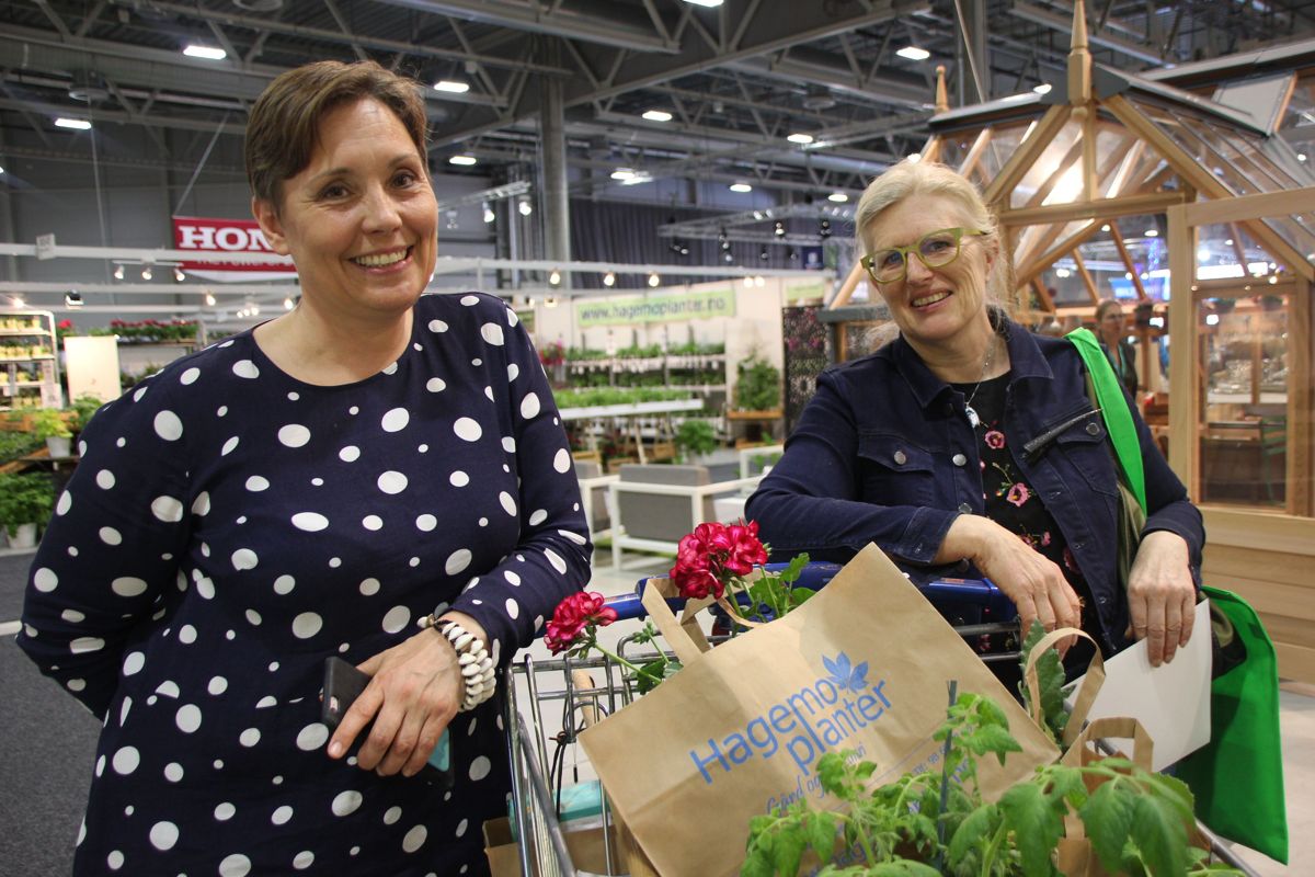<p>Anne Midttveit og Brit Angell Johnson fra Hamar fikk handlet rikelig med planter og hageutstyr på Hagemessen. Foto: Svanhild Blakstad</p>