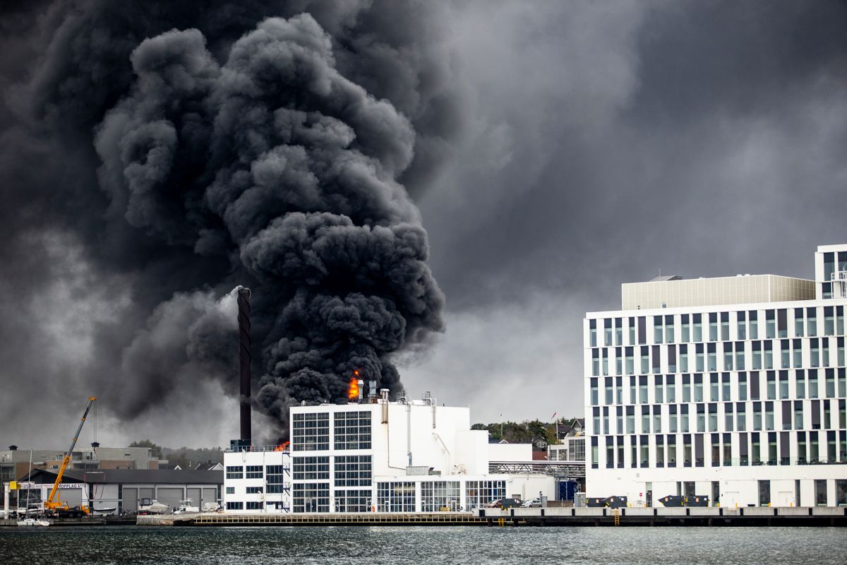 Det brant i en energisentral ved Jotun fabrikker i Sandefjord onsdag kveld. Foto: Trond Reidar Teigen / NTB
