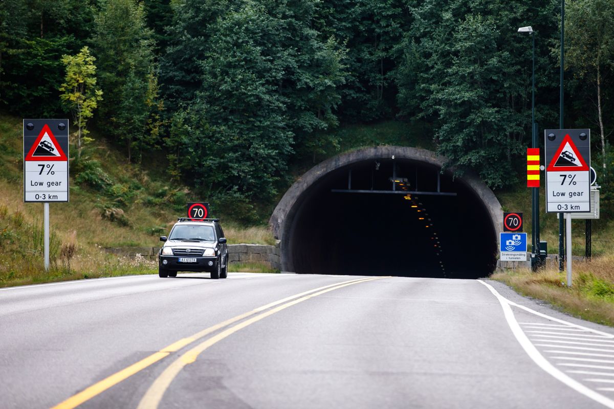 Bilistene vil oppleve at tunnelen blir betydelig lysere og mer behagelig å kjøre i med nye ledlys, opplyser Statens vegvesen. Foto: Cornelius Poppe / NTB