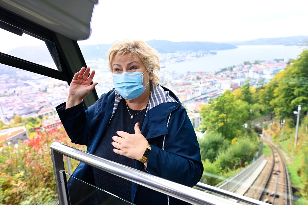 Statsminister Erna Solberg tok Fløibanen dagen før valget. Nå er banen stengt for i år. Foto: Marit Hommedal / NTB