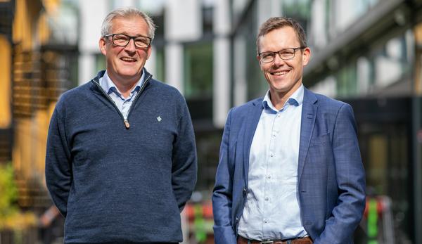 Nicolai Dirdal (daglig leder Simenergi) og Jo Mortensen (konserrndirektør Teknologi, innovasjon og grønn forretningsutvikling i Skanska). Foto: Skanska