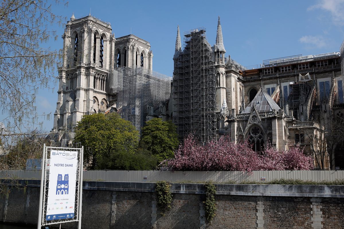 Notre-Dame-katedralen avbildet i april. Foto: François Mori / AP / NTB