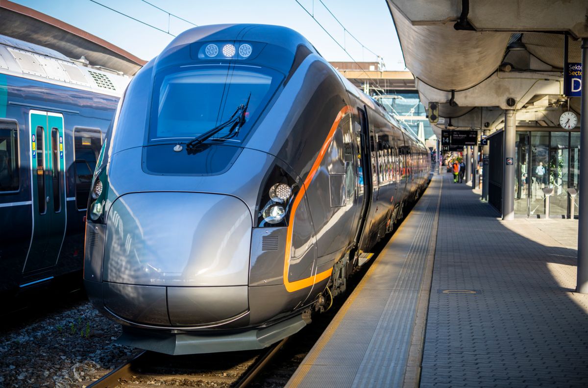 Det nye flytoget fra den spanske tog-produsenten CAF hadde sin første avgang fra Oslo S klokken 7.50 torsdag 3. juni. I alt har Flytoget bestilt åtte slike togsett til 1,3 milliarder kroner fra den spanske produsenten CAF. Ingen av dem er i dag i bruk. Foto: Ole Berg-Rusten / NTB