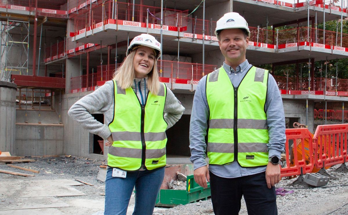 Innovasjonssjef Therese Karlsen og miljøsjef Erlend Brørs i BundeBygg. Foto: BundeBygg