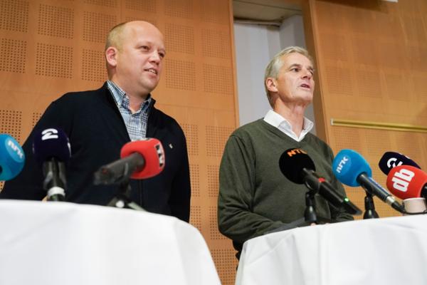 Trygve Slagsvold Vedum og Jonas Gahr Støre kunngjorde onsdag at de starter regjeringsforhandlinger etter at SV trakk seg ut. Foto: Terje Pedersen / NTB