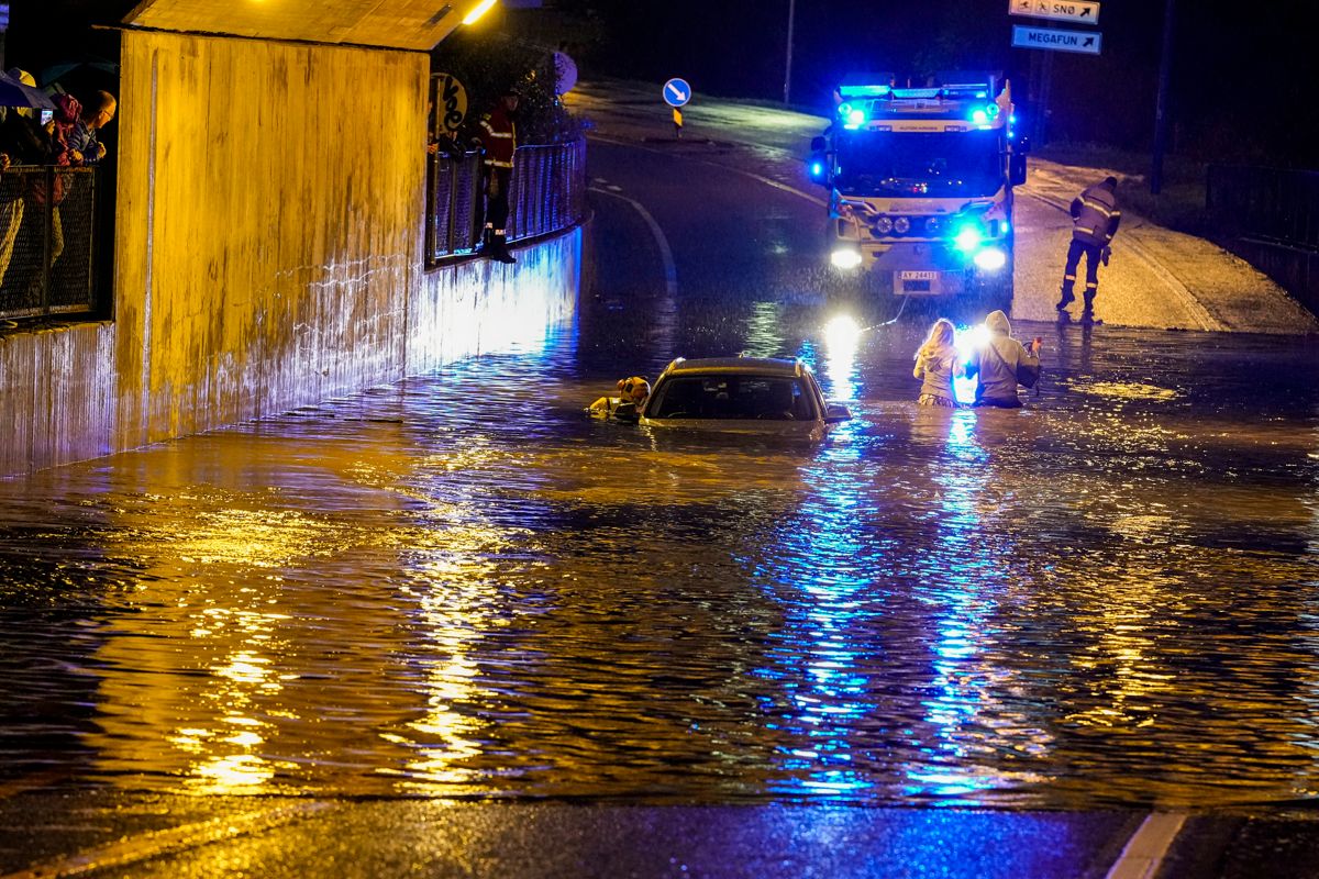 En bil står under vann i undergangen ved Lørenskog stasjon under uværet på Østlandet søndag kveld. Foto: Fredrik Hagen / NTB