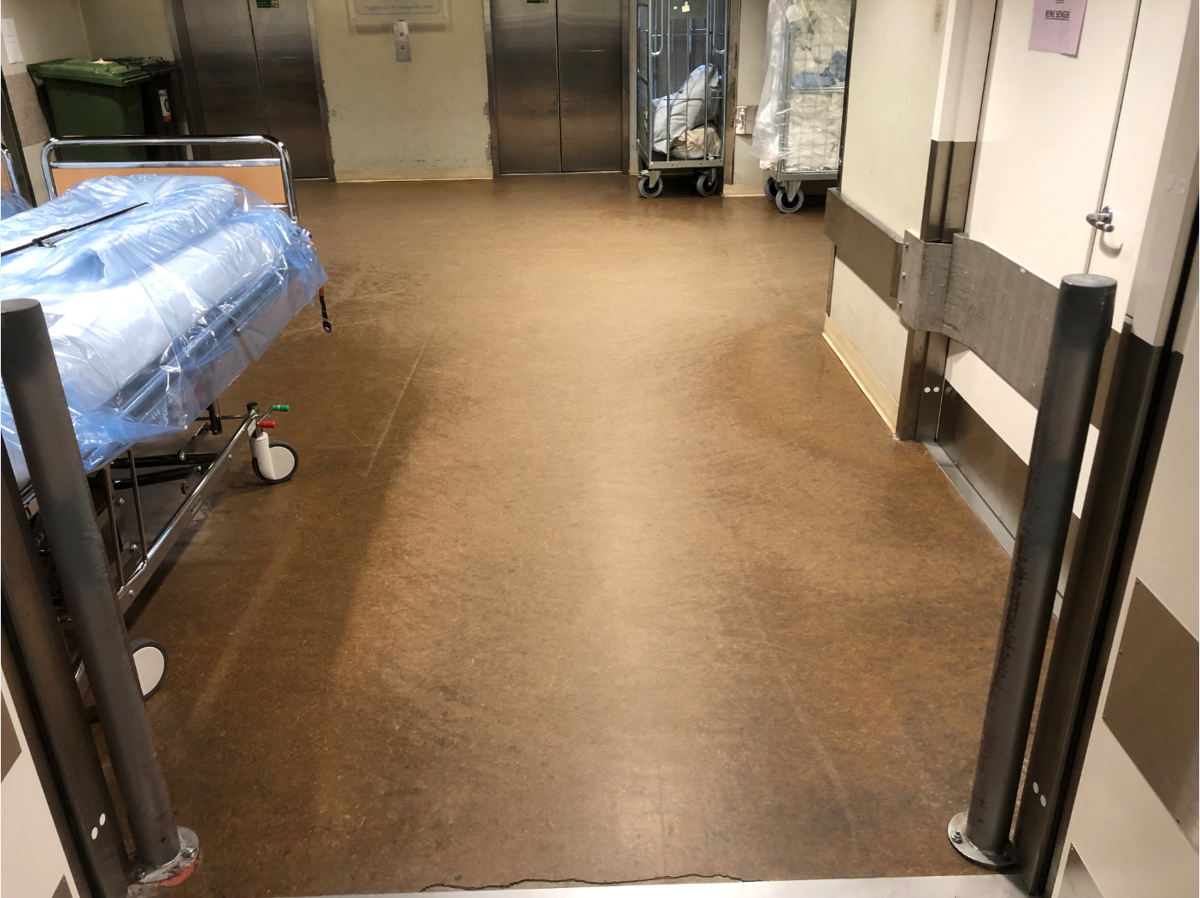Flere tiår med sykehusdrift setter sine spor. I C-fløyen i Sørlandet sykehus Kristiansand kan man blant annet se de veldig 
bokstavelige sporene i gulvbelegget. Foto: Sørlandet sykehus HF