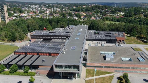 Høgskolen i Østfolds avdeling på Remmen i Halden har fått 3000 kvadratmeter solcellepanel. Foto: Statsbygg