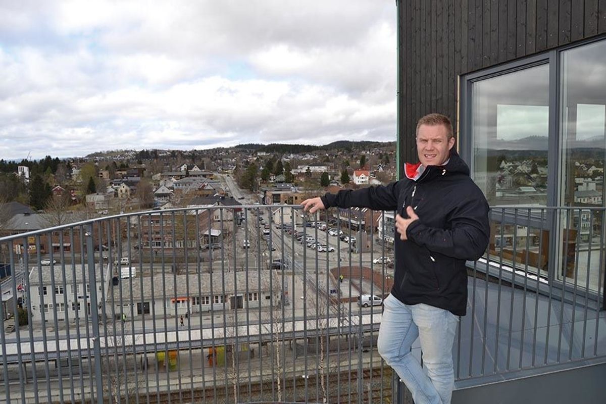 Stående på balkong i 8. etasje har prosjektleder Thomas Kristensen bokstavelig talt Heimdal sentrum for sine føtter.