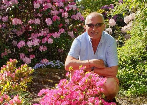 Kjell Harald Kristoffersen har jobbet 50 år uten sykefravær i JM. Den 71 år gamle hageentusiasten forteller at han gleder seg over hver dag på jobben. Foto: Privat