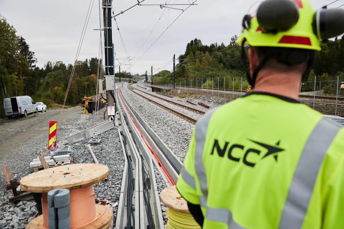 Ifølge NCC skal det blant annet utføres arbeider med spor, kontaktledning og signalanlegg slik at togtrafikken flyttes fra gammelt til nybygd spor.