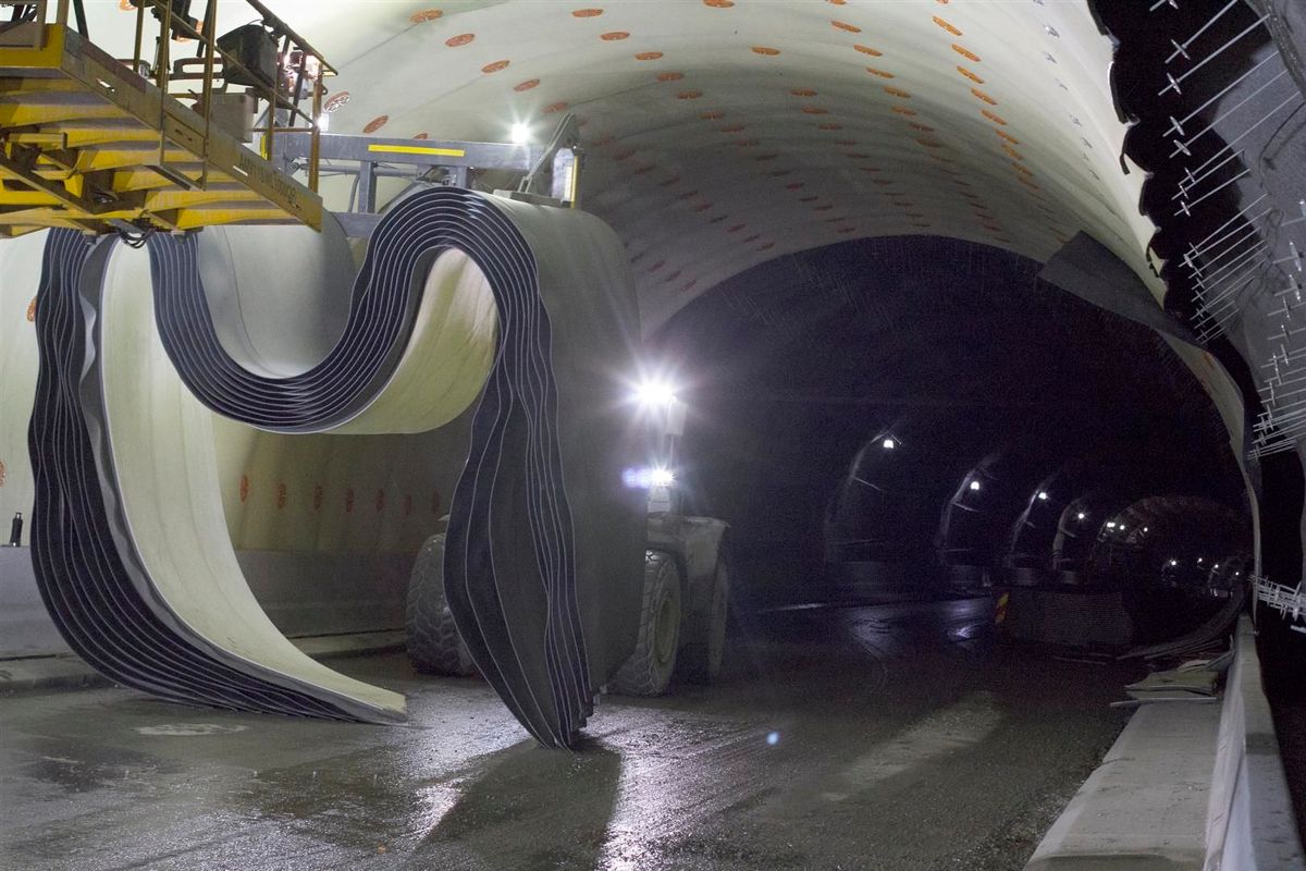 <p>Mælefjelltunnelen har fått de første lagene med asfalt, og nå pågår arbeidet med innredning.</p>