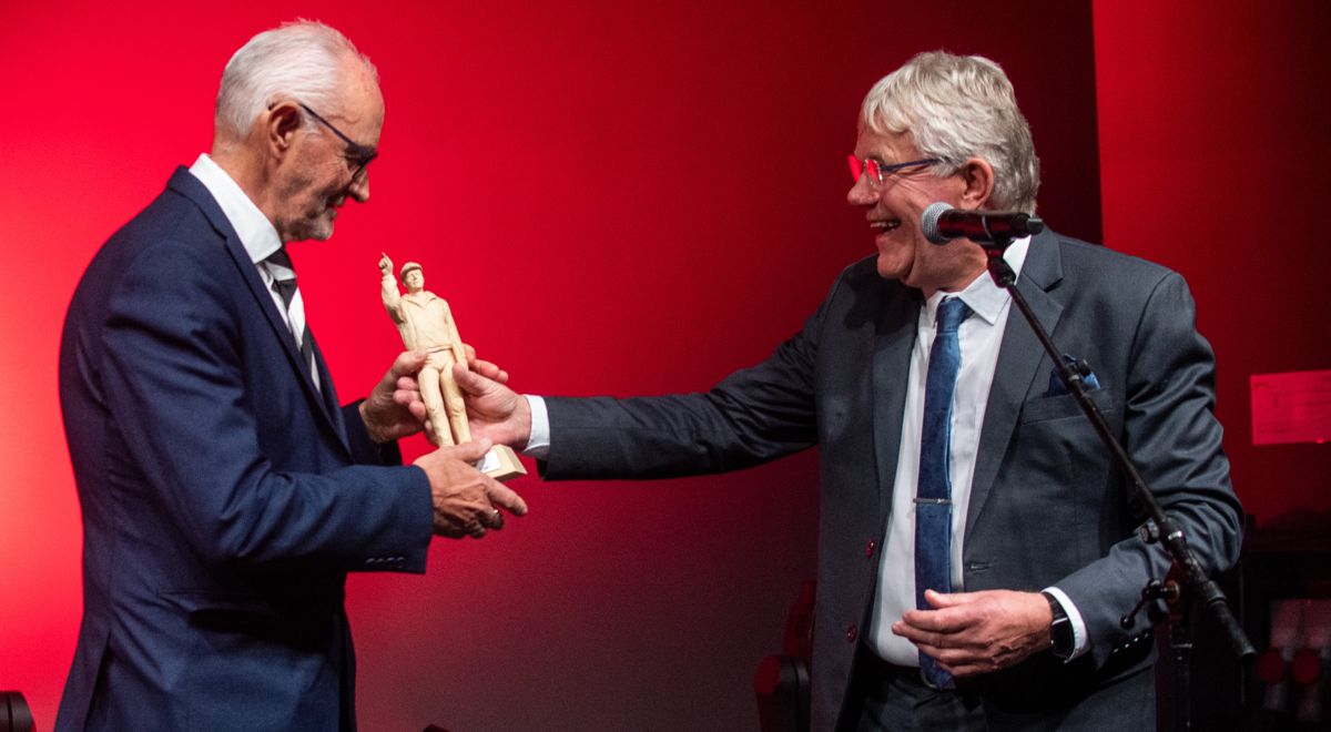 Mangeårig gründer og entreprenør Gunnar Johansen (t.v.) fra Gunvald Johansen Bygg ble tildelt den NESO-prisen i Bodø lørdag kveld.