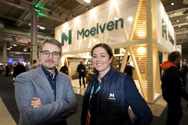 Magne Vikøren og Anne-Marie Ulven i Moelven er begge stolt over konsernets nye logo.