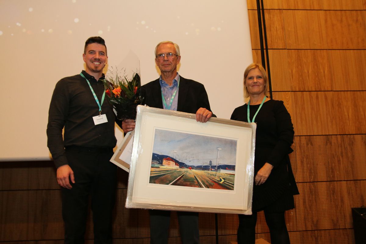 Bernt Jakobsen fikk æresmedlemskapet av styreleder Andreas Sjaastad og daglig leder Cecilie Hagby i Norsk Betongforening.
