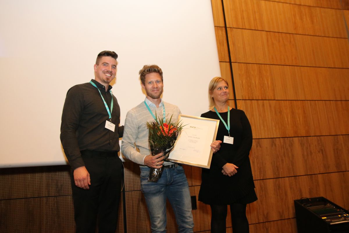 Sindre Sandbakk fikk innsatsprisen av styreleder Andreas Sjaastad og daglig leder Cecilie Hagby i Norsk Betongforening.