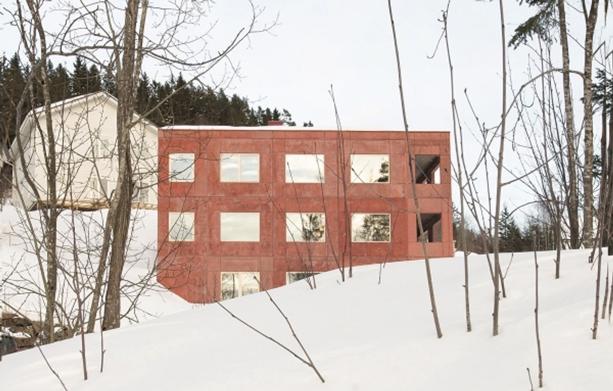 Et par bostatt utenfor Lillehammer har bygget denne generasjonsboligen i rød betong