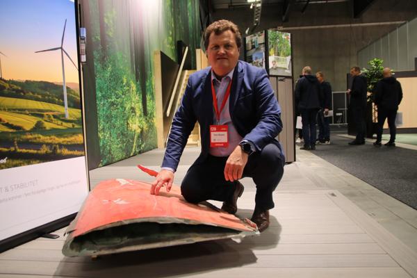 Salgsdirektør i Fritzøe Engros, Tom Skaara, viser frem en ny type terrassebord laget av gjenbrukte materialer fra utslitte vindmølleblader under Bygg Reis Deg.