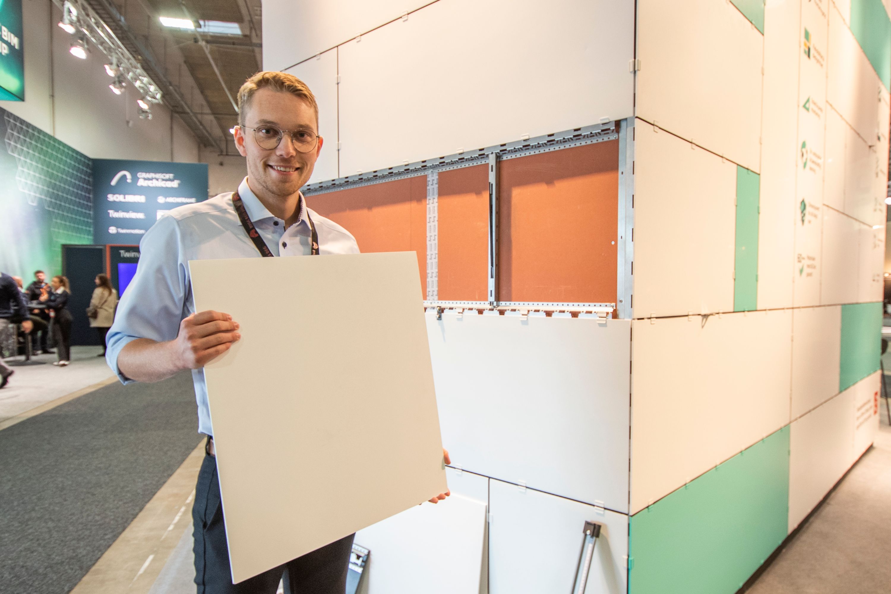 Produktsjef Haakon Fivelstad i Spilka viser frem det nye fasadesystemet Fixade på Bygg Reis Deg.