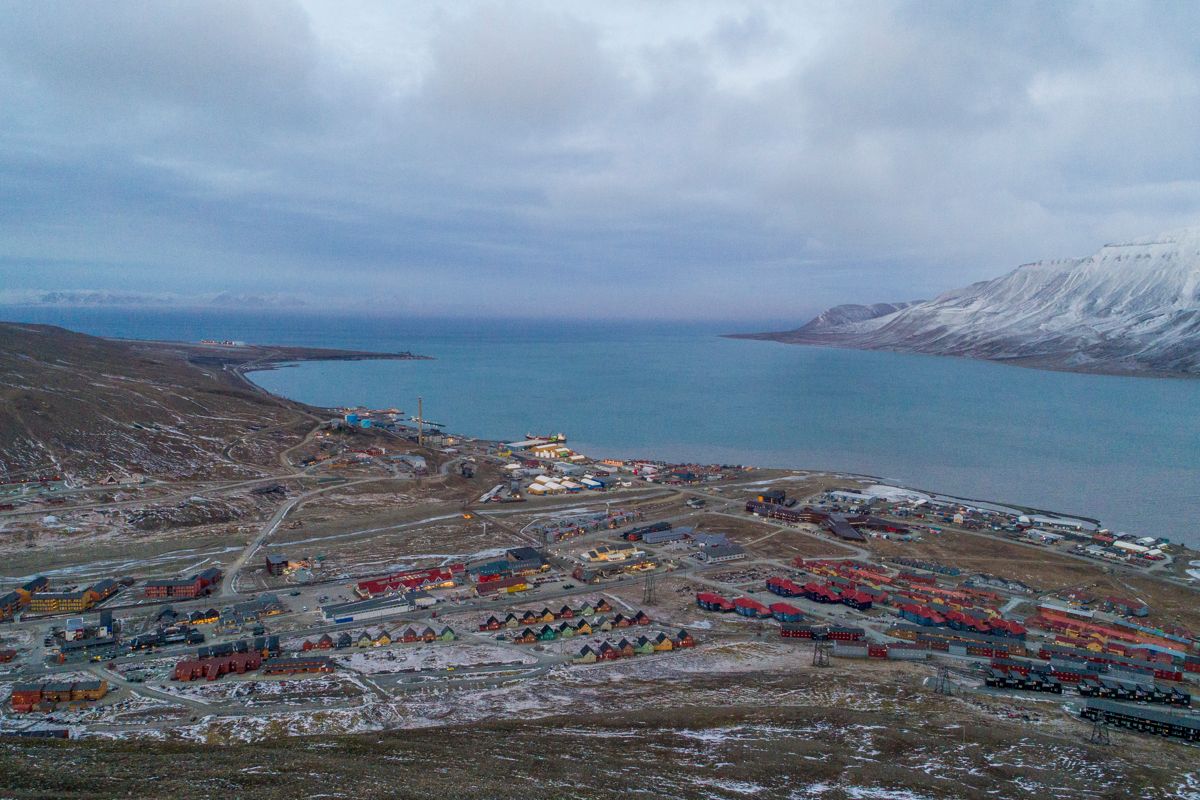 Longyearbyen på Svalbard sett fra fjellet Sukkertoppen. Foto: Tore Meek / NTB
