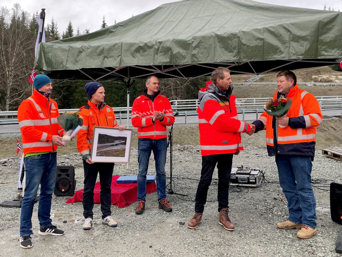 Ordfører i Grong Borgny Kjølstad Grande klippet snora, og Fjerdingelvbrua er offisielt åpnet. Foto: Statens vegvesen
