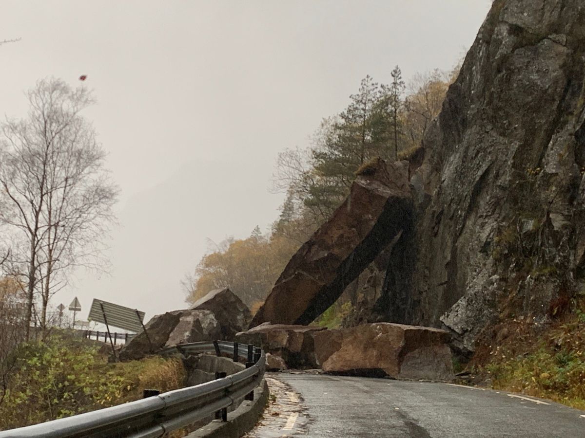 Et stort steinras har gått ved Lovraeidet. Veien er helt sperret, og det var torsdag formiddag usikkert om det kan rase mer. Ingen personer eller biler ble truffet av raset. Foto: Politiet i Sørvest / NTB
