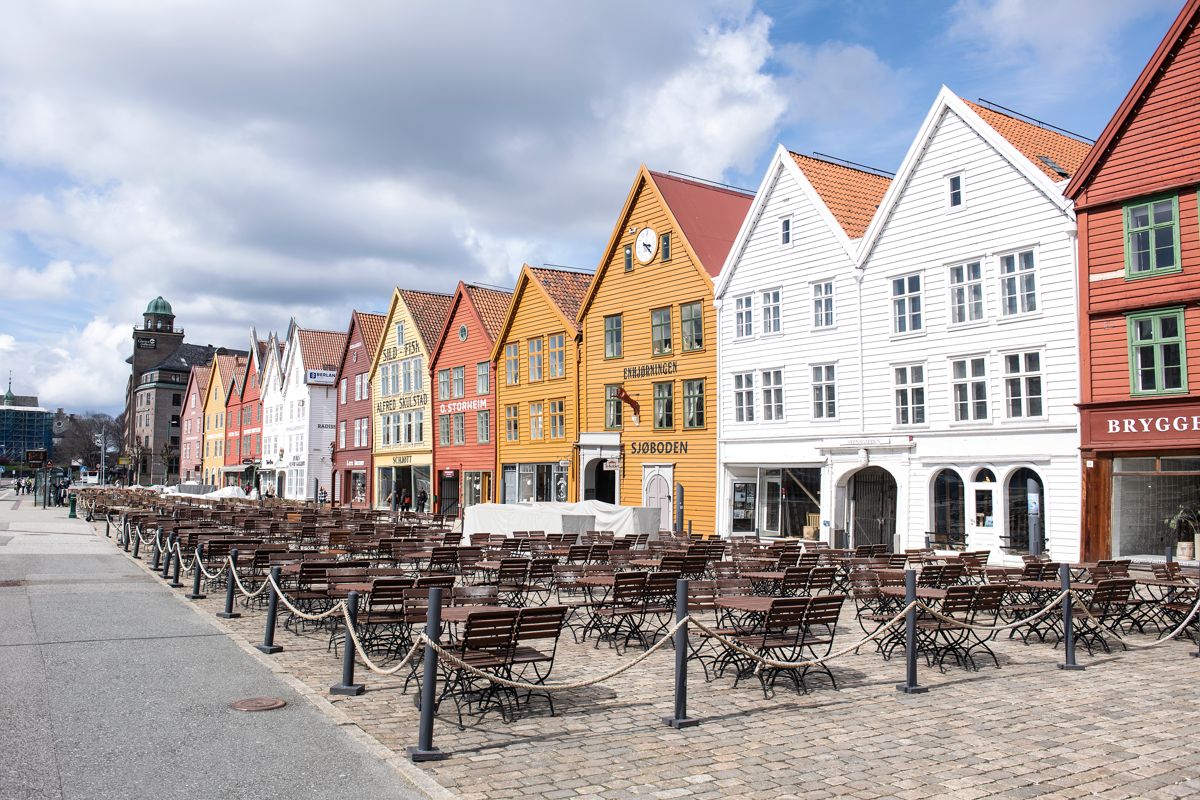 Etter at tre bystyrerepresentanter har snudd er det nå flertall for at bybanen i Bergen skal gå over Bryggen. Foto: Marit Hommedal / NTB